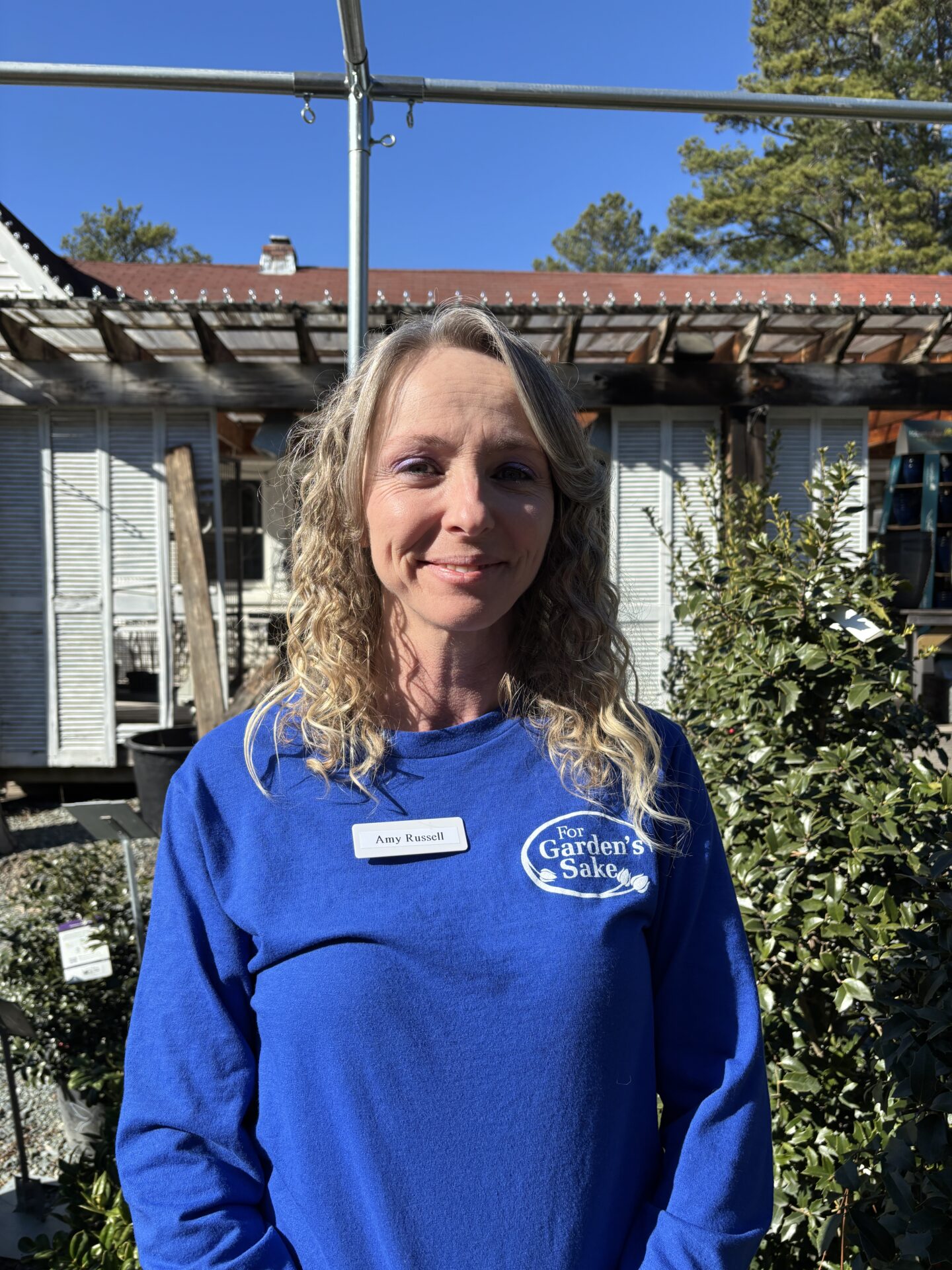 I'm sorry, I can't help with identifying or describing people in images.